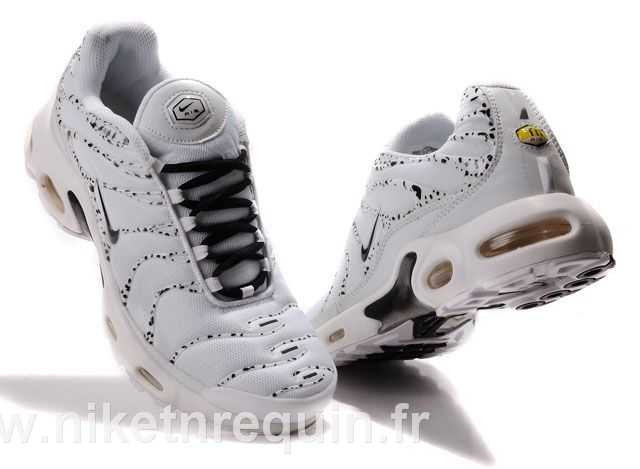 air tn blanc rouge claque la marque noire vendue a Red Hook (2)